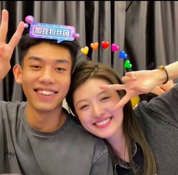 张国政和女友去体检中心被偶遇,女友打扮时尚,张国政穿拖鞋肤色黑被