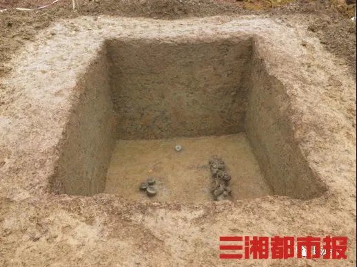 其中编号为m21的古墓葬位于工地中部,墓葬形制为长方形竖穴土坑墓
