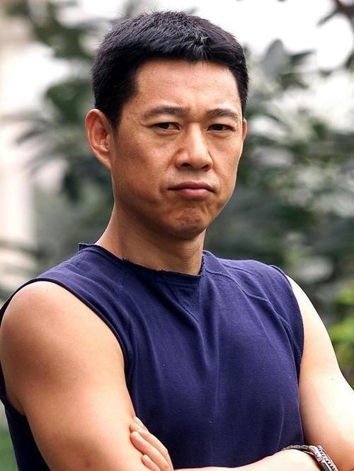 张丰毅:两段婚姻,两个孩子,给继女买跑车,却嫌弃亲生儿子