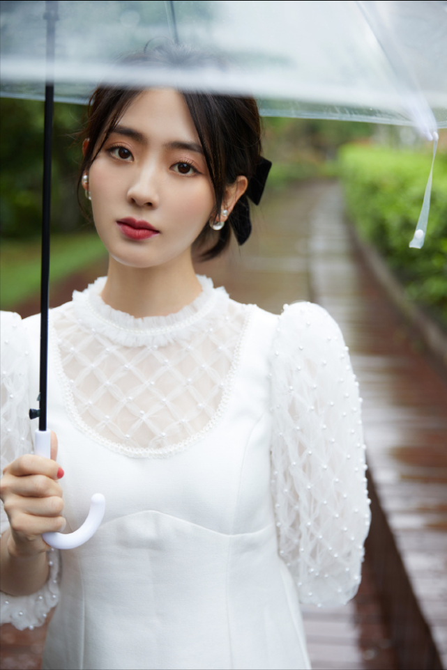 邢菲一组活动造型曝光 身着珍珠蕾丝小白裙效果甜美温婉|名门泽佳