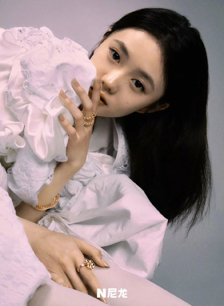 《四海》刘浩存角色海报对于年轻演员而言,作品乃安身立命之本,有