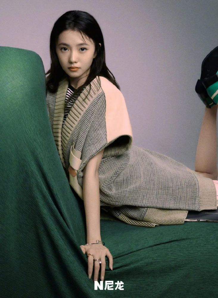 《四海》刘浩存角色海报对于年轻演员而言,作品乃安身立命之本,有