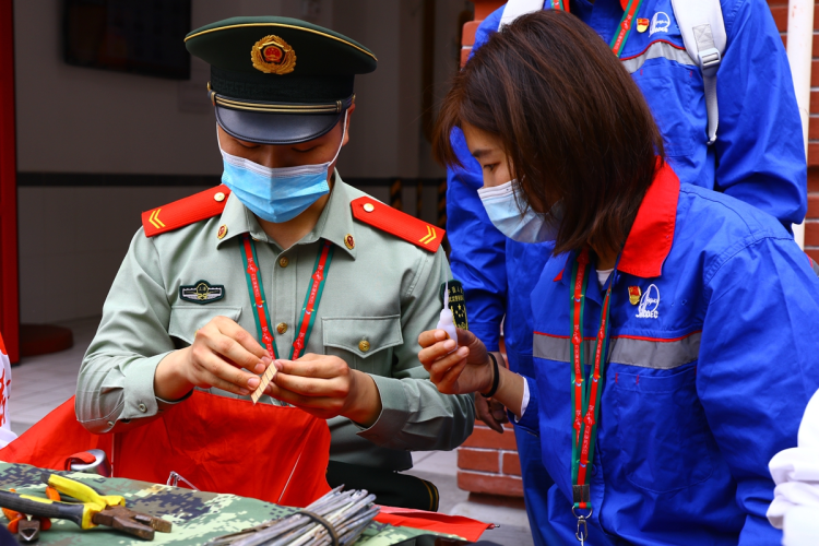 武警连续39年每月为民服务当好党和人民群众联系的连心桥