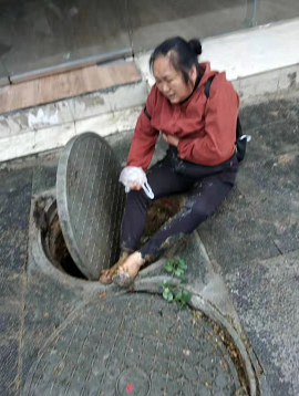 贵阳这个地方的"井盖陷阱"太坑人!路人踩上去摔惨了