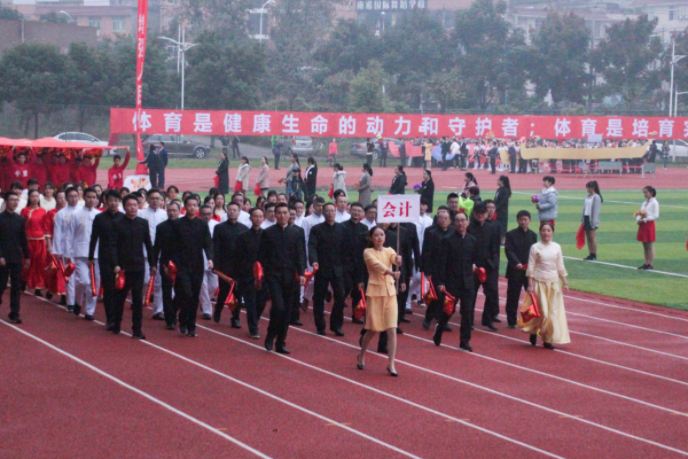 青岛大学 举牌女神 气质和司藤有点像 网友觉得是服装出彩 腾讯新闻