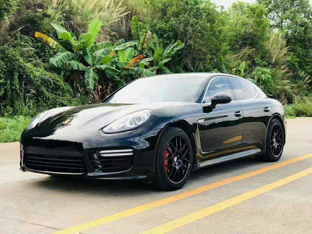 17款保时捷帕拉梅拉售价30万,经典的造型配以运动化内饰印象深刻