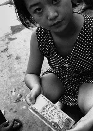 16岁,她与男友私奔,为供养男友,她却一步步沦为了"烟花女子"