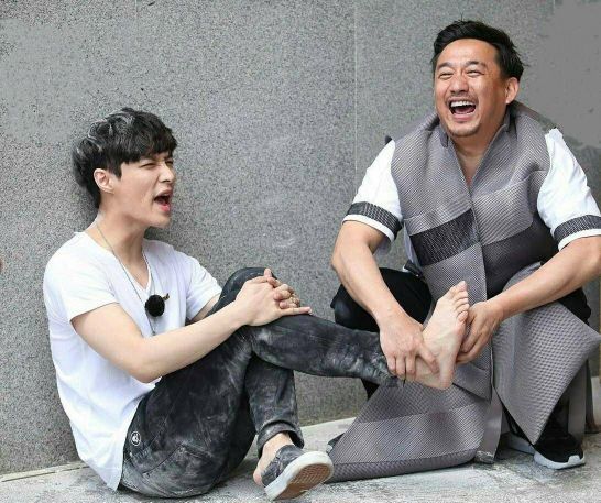 黄磊与张艺兴,通过综艺《极限挑战》相识相知,最后结下了师徒情谊.