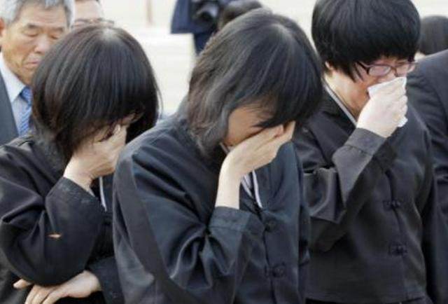 前夫意外去世五年,我改嫁时突然手机屏幕一亮,让我悔不当初!