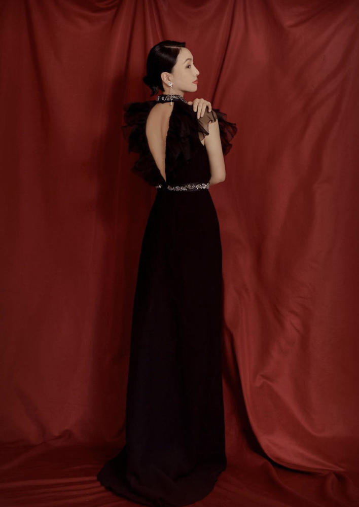 49岁陶虹状态好极了,穿红色修身连衣裙,这身材让中年女性都羡慕