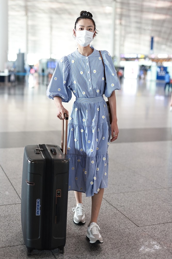 刘雯街拍立体花朵刺绣泡泡袖连身裙波动发圈可爱清新