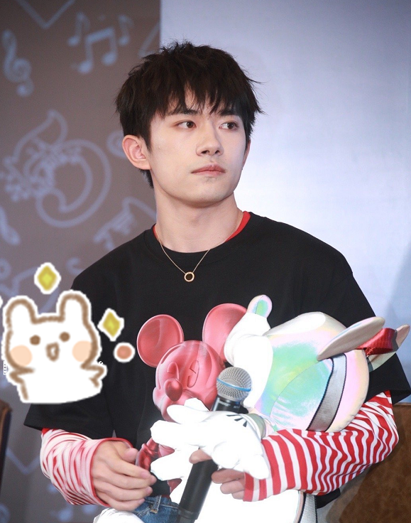 易烊千玺首现身生图发腮越发严重剧组培养出了糙老汉