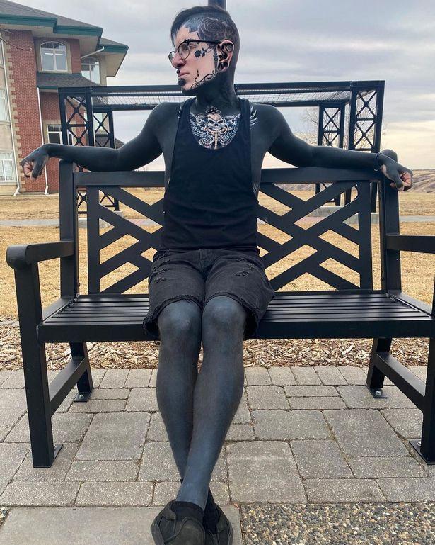 加拿大男子为疯狂纹身爱好者分享外形前后对比照片引发粉丝热议