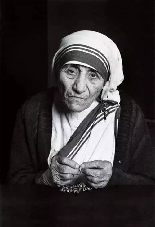以爱为名被誉为贫民圣人的特蕾莎修女还有另一个面孔