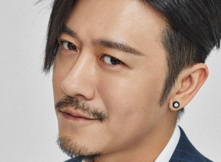 亲妈是制片人干妈是导演8年没捧红的他却在娶妻改名后走红