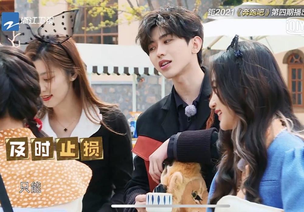 宋雨琦回《跑男》第一期惹争议,用枕头糊ab脸,还让蔡徐坤很尴尬_腾讯