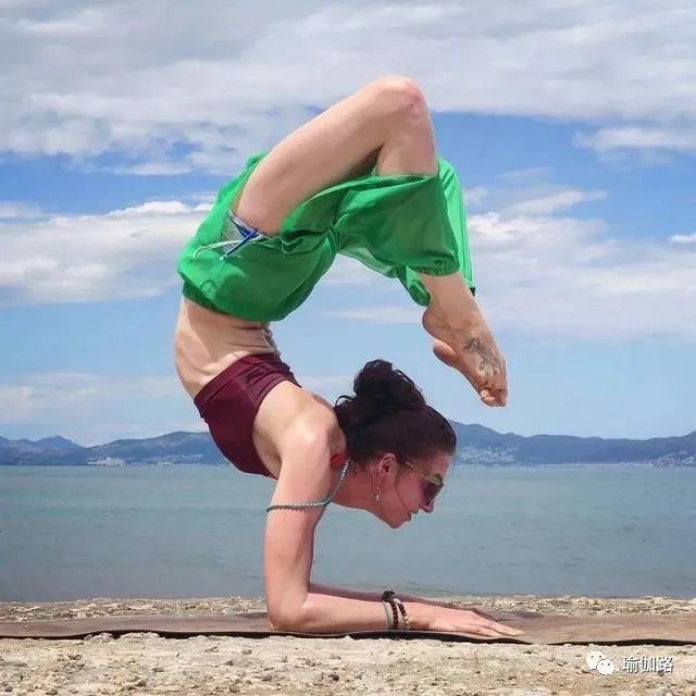 瑜伽蝎子式倒立,仅需四步即可轻松完成