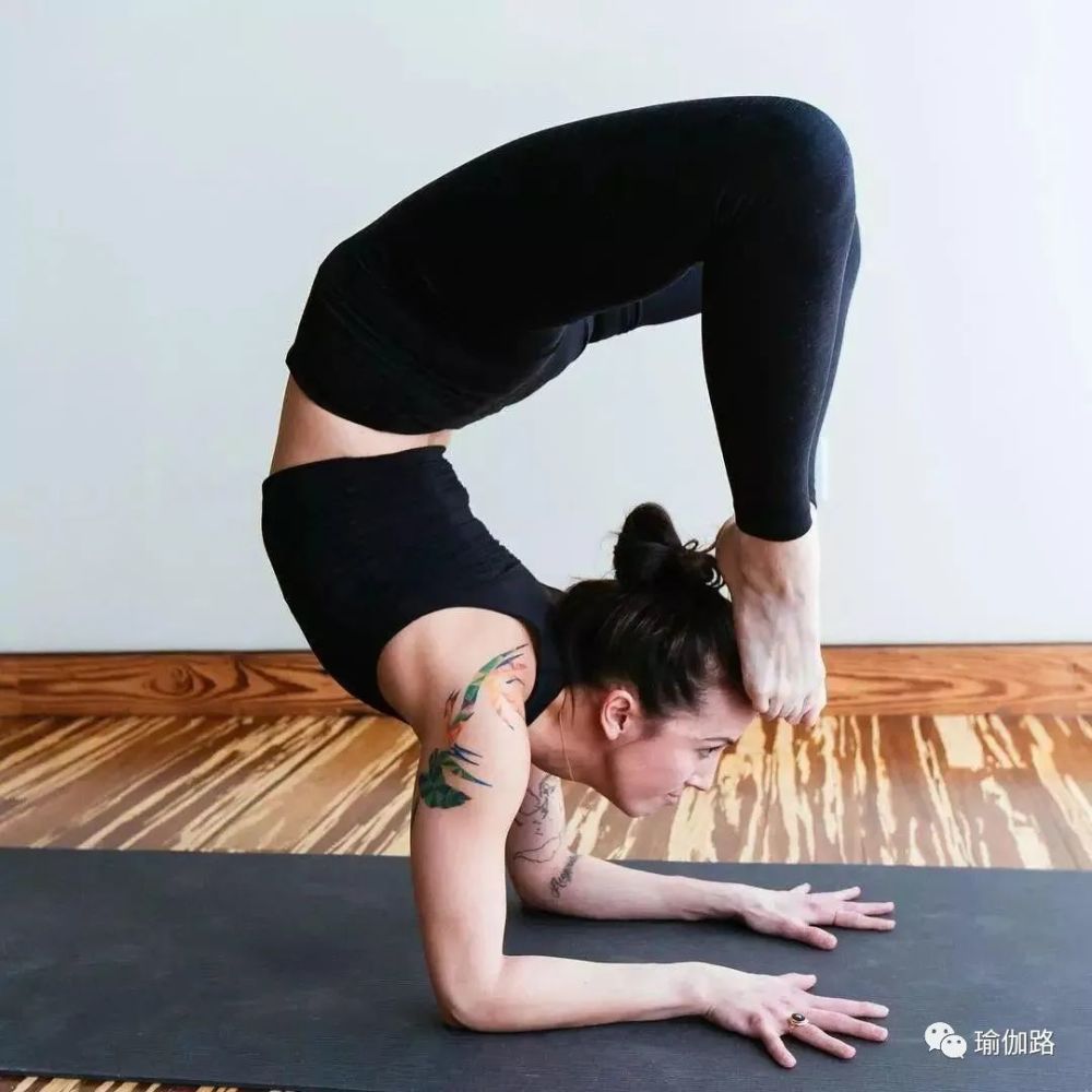 瑜伽蝎子式倒立,仅需四步即可轻松完成