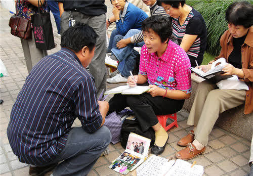 上海相亲角:没上海户口免谈,月薪1万是讨饭