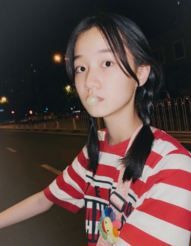 有种完美发育叫"赵薇女儿",14岁穿无痕裤,秀出的腿比竹竿还细