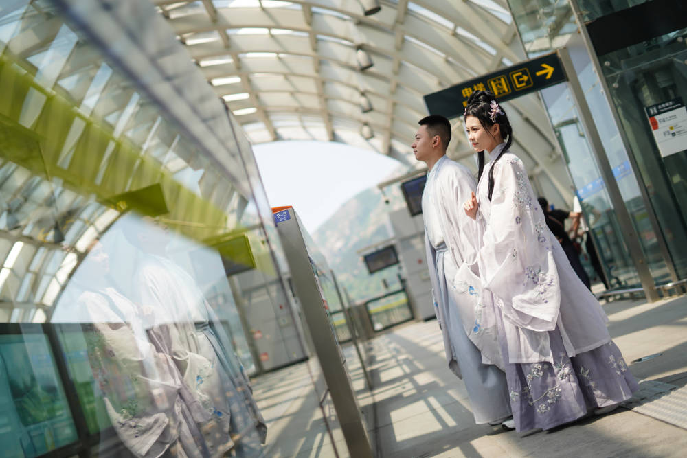 当樱桃遇上汉服 在青岛地铁站里还有场别开生面的诗会