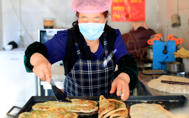 河南濮阳大妈在老巷子里卖改良煎饼,靠一口锅,在城里买房安家