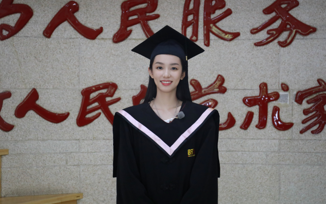 周也北电毕业照造型,穿学士服青春活泼,格纹吊带连衣