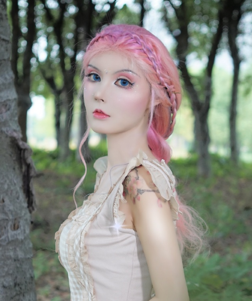 "真人芭比"迪丽拉为证没整容,卸掉浓妆晒素颜,网友直呼太惊艳_腾讯