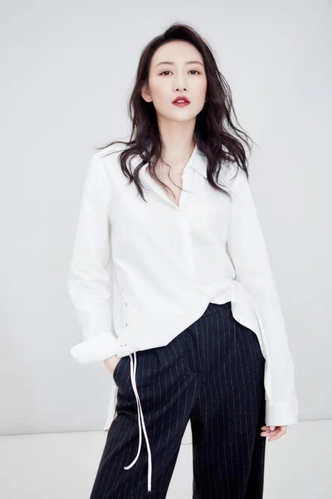 170cm王鸥惊艳了,穿白衬衫配条纹裤优雅迷人,光脚丫也有好气质