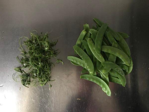 将荷兰豆的侧面老筋撕掉,和其它配菜一起清洗干净