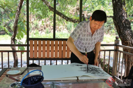 河边不少游客正在野炊,画家郭游,李平,李志旺,李河良,吕印等用画笔