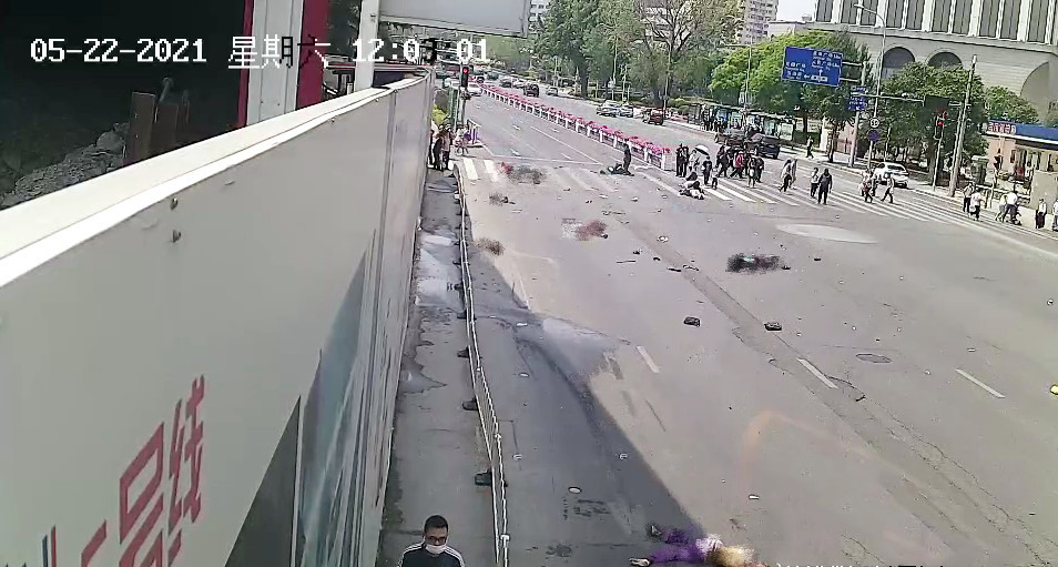 5月22日中午12时左右,辽宁大连劳动公园附近发生了一起惨烈的车祸