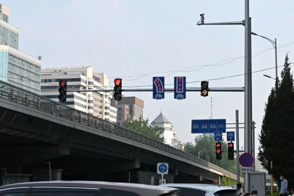 北京交警二环路机动车道瘦身最高礼遇骑行人