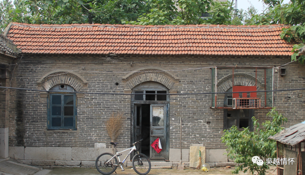 结构还是原有的建筑布局,拱形门窗,独具一格,屋顶后来修缮,换了红瓦顶