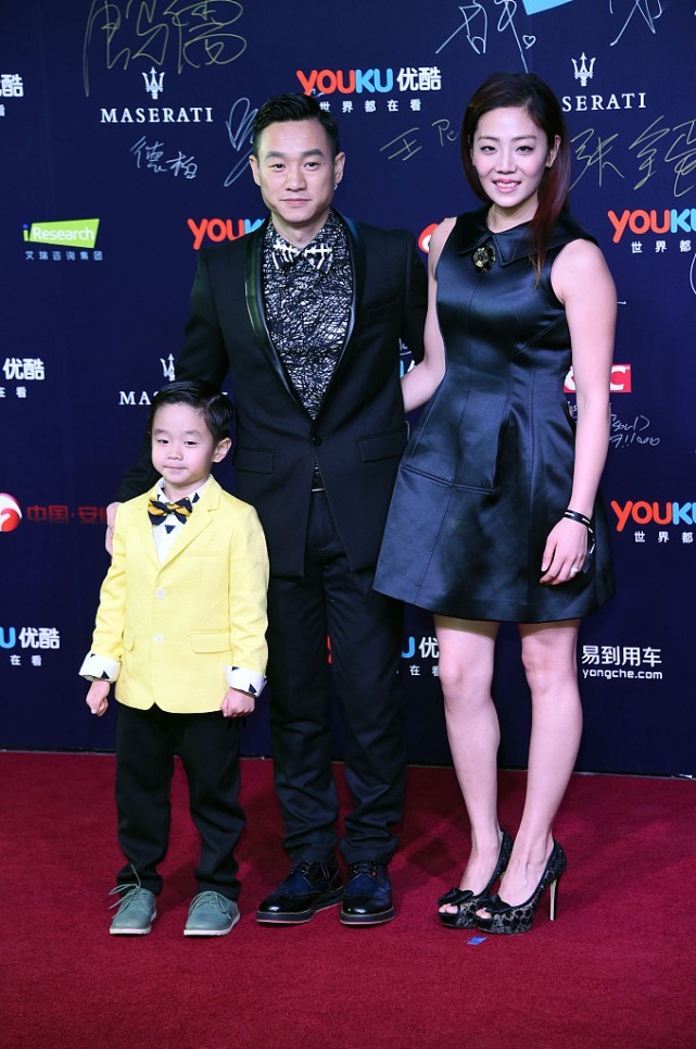 幸福的女人真美杨云虽然笑得露出了牙花子但和老公挺有夫妻相