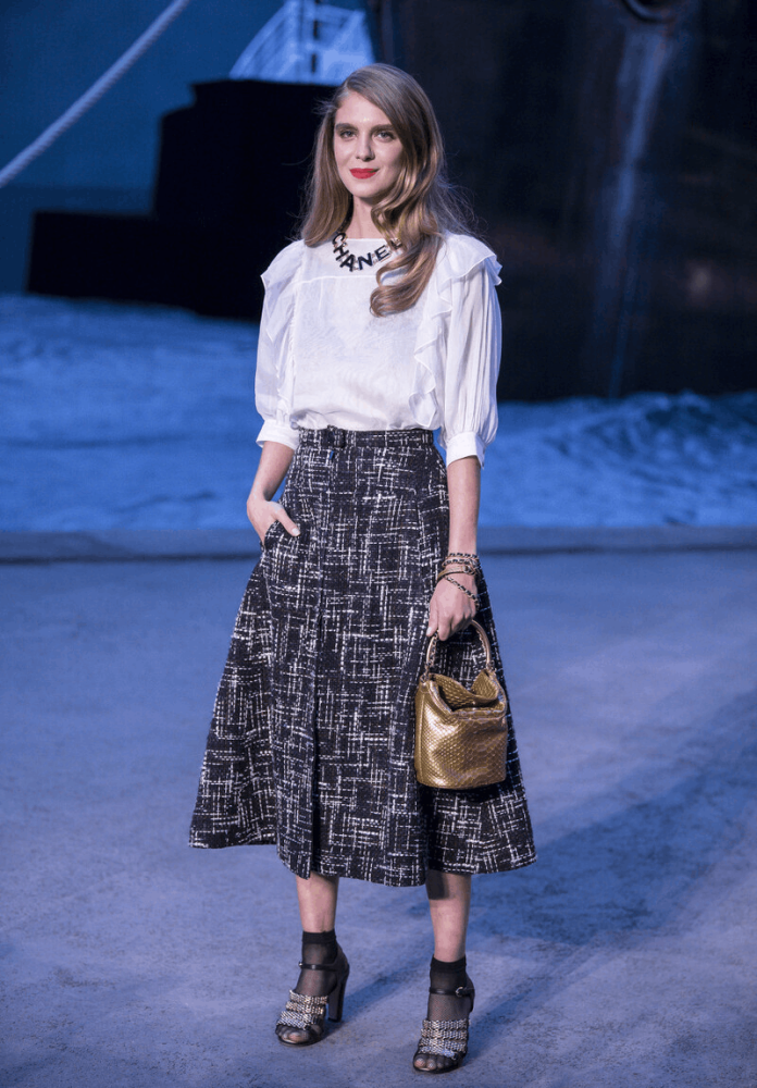 裙子开花更抢镜40女人都爱穿的喇叭裙到底有什么魅力