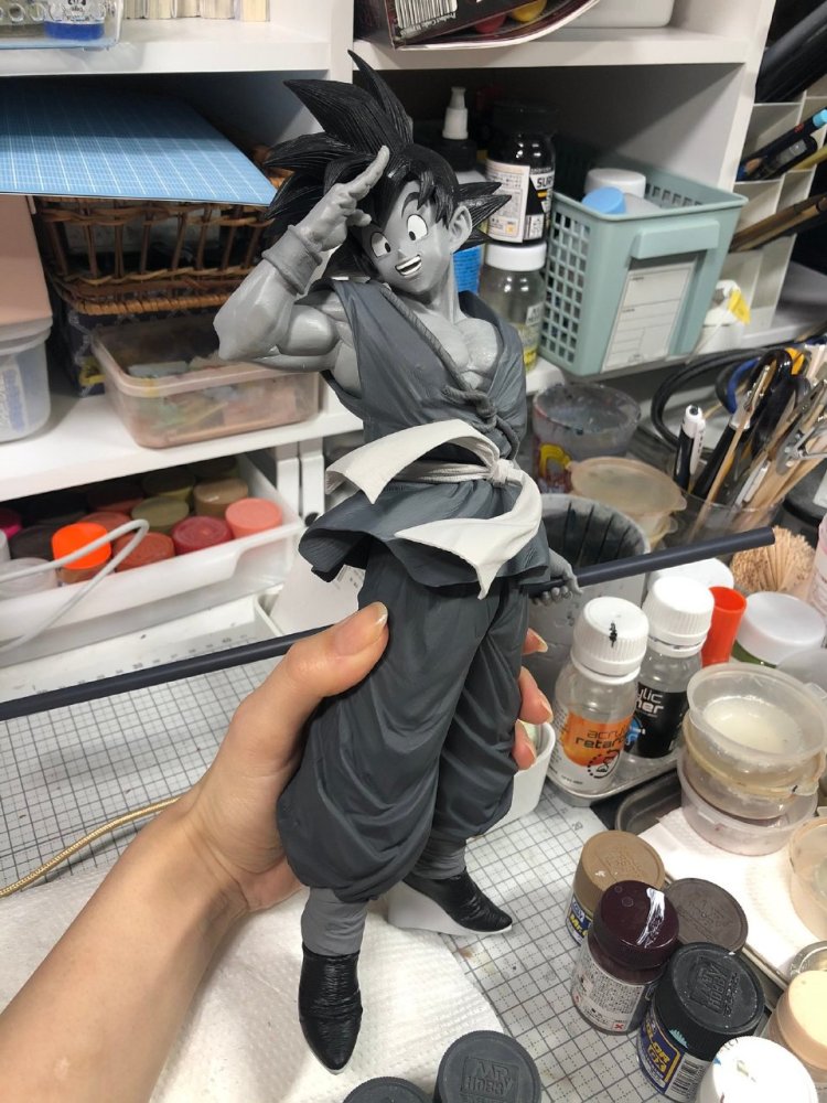 网友二次改造手办按个人喜好给手办做涂装立体手办像纸片