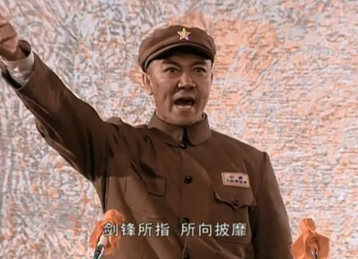 学院的讲台上,李云龙慷慨激昂地演说:"纵使敌众我寡,但是我们敢于亮剑