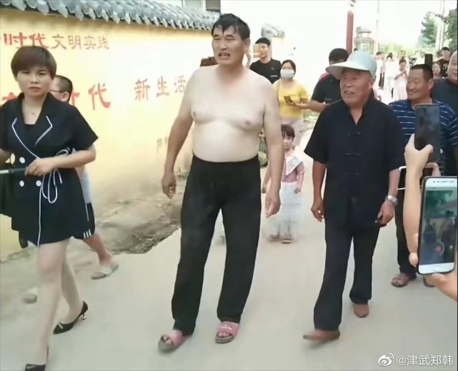 大衣哥洗澡后光膀子引发围观村民疯狂跟拍网友的评论充满了恶意