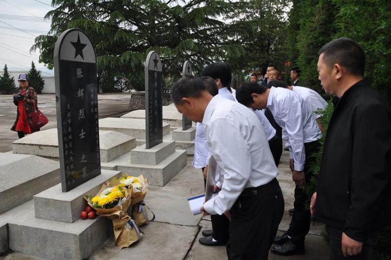 在烈士陵园祭奠.