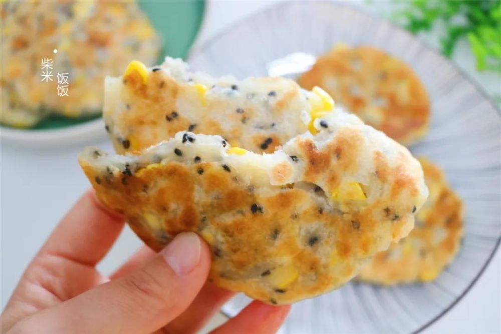 夏季玉米正鲜嫩,搭配这两种面粉烙饼,又香又软,早餐吃很合适