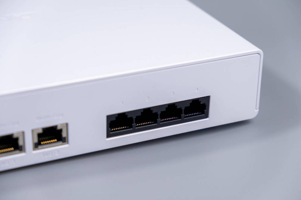 市面上难得一见的双万兆电口路由器 qhora-301w