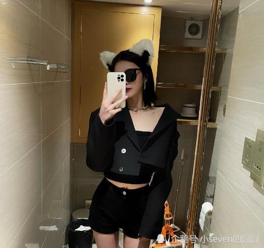 自从搭档郝一点后万小七真的火连qq都被人冒名顶替本人迅速发微博打假