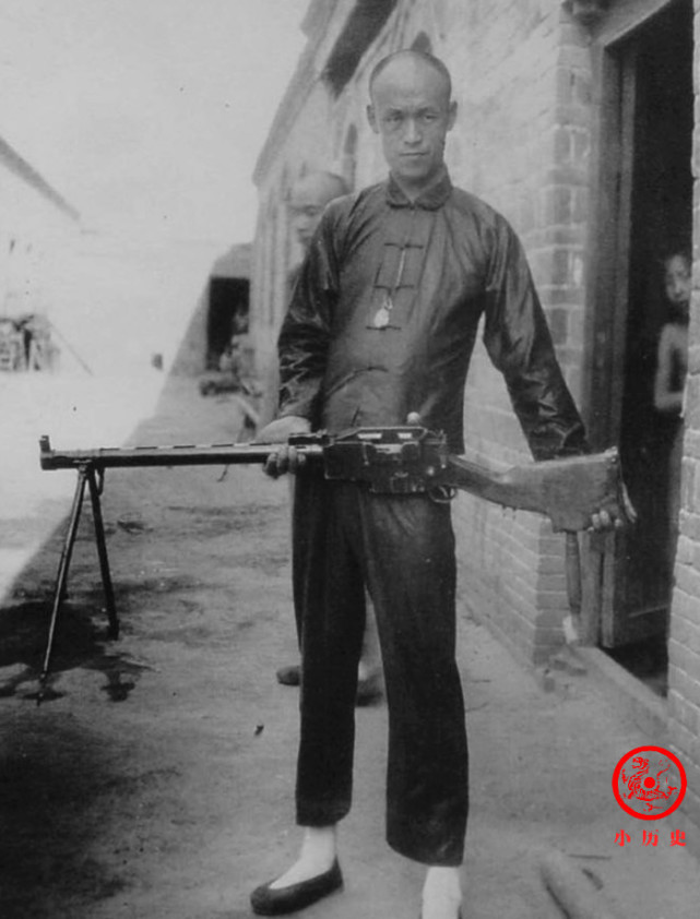 清朝老照片小太监档案贴大头照30岁孔祥熙身穿文官补服