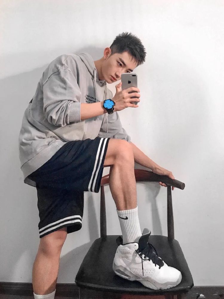 湖北球服小狼狗自拍照火了,男生就该这样穿搭!