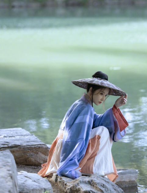 冯提莫侠女古风大片斗笠造型气质脱俗精致又唯美令人惊艳