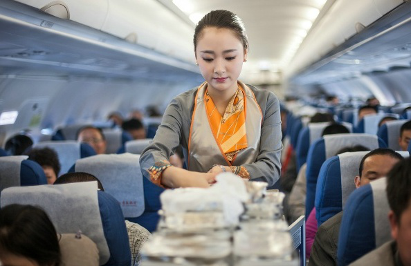 出行礼貌问题,飞机上这样称呼空姐才是正确的,看完才明白