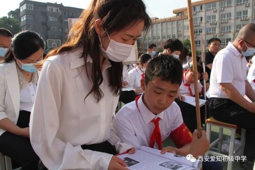 德育副校长张亚武向学生送出饱含期待的青春寄语.