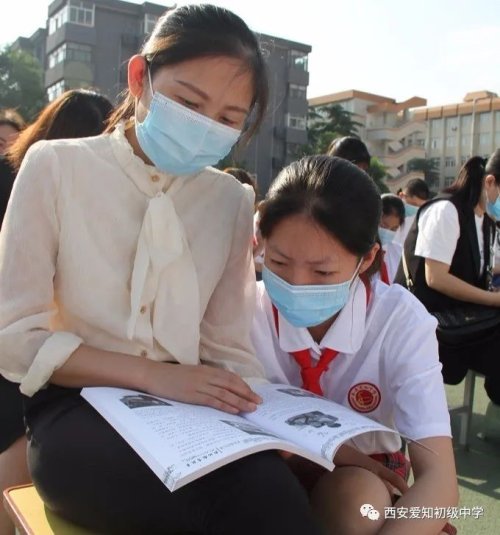 德育副校长张亚武向学生送出饱含期待的青春寄语.
