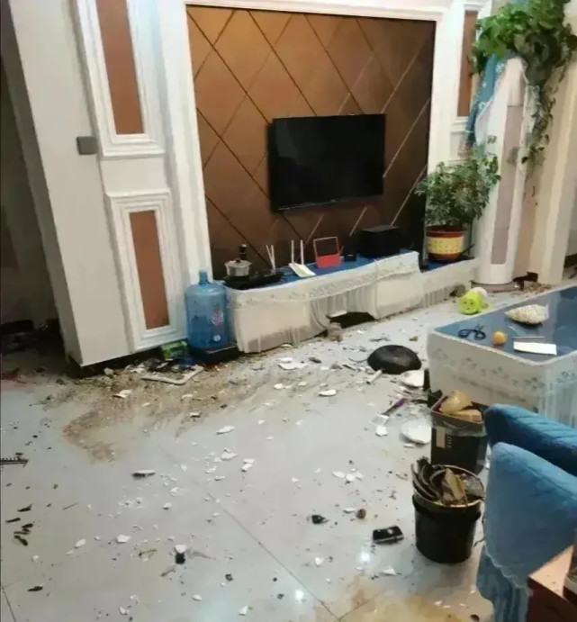 看到这个支离破碎的家我真的恨我自己娶了这样一个女人